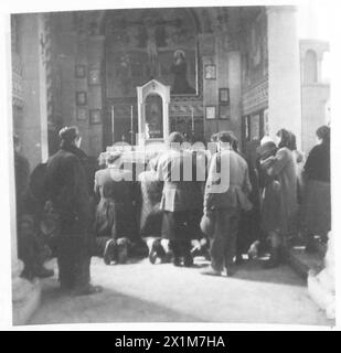 ITALIEN: FÜNFTE ARMEE: ANZIO BRÜCKENKOPF. EVAKUIERUNG VON FLÜCHTLINGEN AUS ANZIO - Flüchtlinge beim Gebet in der Kirche, britische Armee Stockfoto