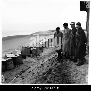 Anthony Drexler Biddle und General Gustaw Paszkiewicz untersuchen die Küstenverteidigungen, die von der 1. Gewehrbrigade der polnischen Armee besetzt sind, in Betonblöcken in Tentsmuir und St. Andrews, begleitet von zwei polnischen Offizieren (1940–1947). Stockfoto