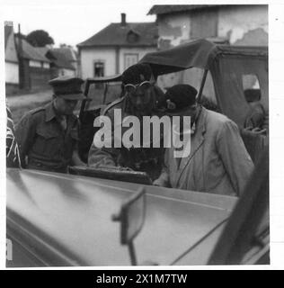 FELDMARSCHALL MONTGOMERY FOLGT SEINEN TRUPPEN NACH NORDEN – der Feldmarschall hält in Bouquemaison, um Informationen aus erster Hand von einer Brigadier, British Army, 21st Army Group zu erhalten Stockfoto