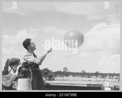 Das Bodenpersonal der RAF, einschließlich Meteorologen, nimmt wichtige Aufgaben wahr, um Bomber auf operative Flüge vorzubereiten. Stockfoto