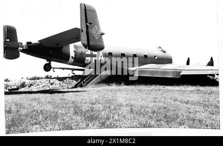 Ein beschädigtes deutsches Transportflugzeug befindet sich auf dem Flugplatz Bizerta als Teil des alliierten Flottenbetriebs. Stockfoto