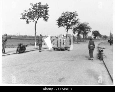 DEUTSCHE SUCHEN NACH HAMBURGER FRIEDEN - das deutsche Auto kommt an, britische Armee, 21. Armeegruppe Stockfoto