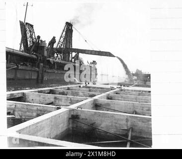 FOTOS VON VORGEFERTIGTEN ANSCHLÜSSEN USW. - Dredger pumpt Sand in Betonbrechereinheiten, britische Armee, 21. Armeegruppe Stockfoto