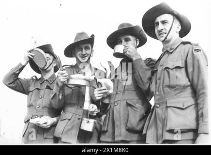 DAS ZWEITE KONTINGENT DER ZWEITEN AUSTRALISCHEN KAISERLICHEN STREITMACHT KOMMT NACH ÄGYPTEN: H.M.S. ETTRICK: KANTARA - Ein willkommener Tee bei der Landung. Typische Typen von Australiern, britische Armee Stockfoto