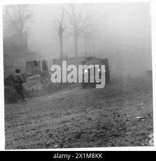 Trucks und Jeeps der britischen Fünften Armee bewegen sich mit eingeschalteten Scheinwerfern durch dicken Nebel und halten die Konvoi-Formation aufrecht. Stockfoto