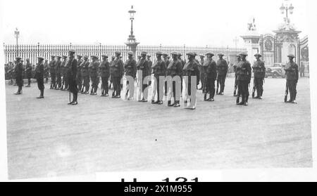 DIE WACHE DES BUCKINGHAM-PALASTES IN KHAKI - auf Parade im Innenhof des Palastes, britische Armee Stockfoto