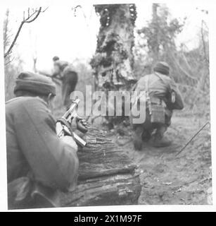 FÜNFTE ARMEE : ANZIO BRIDGEHEADINFANTRY PATROUILLE IM BRÜCKENKOPF (REKONSTRUIERT IN DER LINIE) - der Rest der Patrouille nimmt Positionen unter Deckung ein, um dem Pfadfinder, falls nötig, Deckfeuer zu geben, der britischen Armee Stockfoto