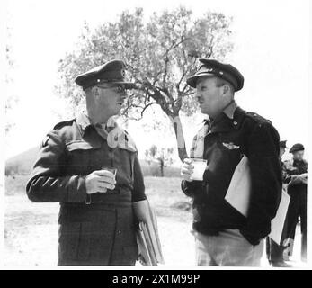 ITALIEN: ACHTE ARMEEKONFERENZ IM TAC-Hauptquartier - Generalmajor G.P. Walsh und General Saville, britische Armee Stockfoto