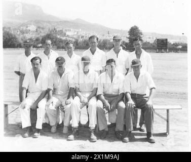 ITALIEN: CRICKET - das CRICKET-Team von British Array C.M.F., das in naher Zukunft durch England reisen wird. Links nach rechts, sitzend:- Kapitän W.E. Merritt, New Zealand Major B.O. Allen, Gloucester Major A. G. Hazelrigge, Leicester CPL. A. Wellard, Somerset Capt. P. Vaulkhard, Notts links nach rechts, stehend:- Sgt. G. Emmett, Gloucester Sgt. A. E. G. Rhodes, Derbyshire Sgt. A. McIntyre, Surrey Sgt. E. Dollery, Capt. Notts Sgt. g. Hill, Hampshire, britische Armee Stockfoto