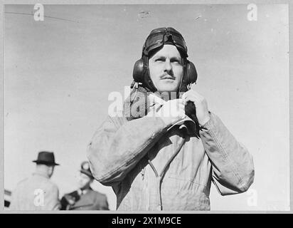 AMERIKANISCHE PILOTEN DER NO 71 SQUADRON RAF (EAGLE SQUADRON) - Stanley Kolendorski aus Lakehurst, New Jersey, an der RAF Flying Training School, wo die Piloten der Eagle Squadron trainiert wurden. Alle Piloten der Eagle Squadron wurden vor ihrer Rekrutierung ausgebildet, aber da ihr Erfahrungsstand sehr unterschiedlich war, absolvierten sie alle eine standardisierte Ausbildung der RAF. Stockfoto