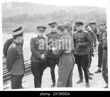 ITALIEN: ACHTE ARMEE - der Bau einer Bailey-Brücke über den Sangro wird Generalmajor Vasiliev von Major E.L. Montgomery 10 FD erklärt. Coy., Royal Canadian Engineers, aus Kimberley, br.Columbia, dessen Firma die Brücke baut. Generalmajor Solodovnik ist neben General Vasiliev, der britischen Armee Stockfoto