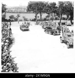 MILITÄRAUSSTELLUNG FÜR ARBEITER - begleitet von gepanzerten RECCE-Autos und Bren-Waffenträgern trifft der Lord Mayor auf dem Erholungsgelände der britischen Armee ein Stockfoto