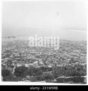 Ein Foto von Haifa, aufgenommen an der syrischen Grenze, das Personal der britischen Armee und das umliegende Gelände zeigt. Stockfoto