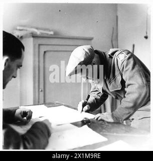 ACHTE ARMEE : HEIMATURLAUB FÜR EINEN INFANTERISTEN - PTE. Richardson unterschreibt das offizielle Dokument, in dem die Details des Heimaturlaubs im Battalion Ordinary Room der British Army angegeben sind Stockfoto