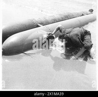 FÜNFTER ARMV : ANZIO BRÜCKENKOPF ERSTER EINSATZ VON DEUTSCHEN, MENSCHENANGETRIEBENEN TORPEDOS – dem ZwergU-Boot und Torpedo, das am Strand von Anzio liegt. Die Glaskuppel wurde gebrochen, um den Operateur, die britische Armee, freizulassen Stockfoto