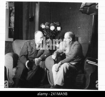 General Eisenhower besucht Feldmarschall Montgomery in seinem Hauptquartier. Die beiden Kommandeure diskutieren die laufenden Operationen mit dem britischen Armeepersonal der 21. Armeegruppe. Stockfoto