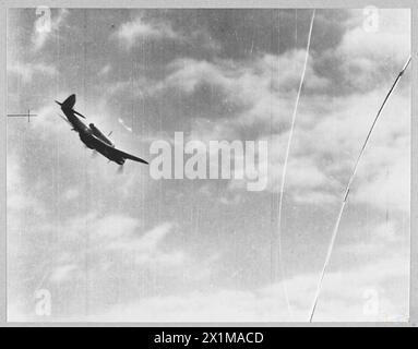 FINDET DEN FEIND, GREIFT DEN FEIND AN, BESCHÜTZT DIE SCHIFFFAHRT. DIE DREIFACHE AUFGABE DES KÜSTENKOMMANDOS. - (5797) Ein Torpedobomber von Beaufort, der aus den Wolken auf sein Opfer stürzt. [Bild ausgestellt 1943], Royal Air Force Stockfoto