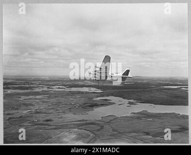 KÜSTENFESTUNGEN BEDECKEN WEITE TEILE DES ATLANTIKS. - 11099 Bild (ausgestellt 1943) zeigt Eine Küstenfestung im Flug, Royal Air Force Stockfoto