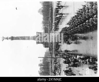 DIE FLAGGENZEREMONIE IN BERLIN BRECHEN – britische Truppen, angeführt von der Band, marschieren die Charlottenburger Chausese, britische Armee, 21. Armeegruppe Stockfoto