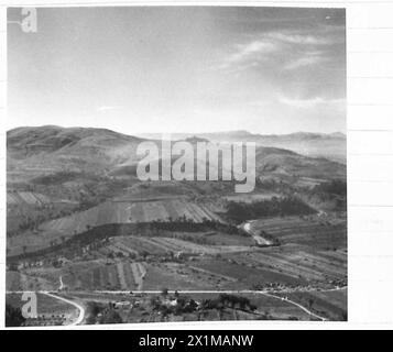 ACHTE ARMEE : VERSCHIEDENE - (SCHLIESSEN SIE SICH AN) die Ansicht der Deutschen, die die gotische Linie und das Land verteidigten, um das die 46 (br) Division kämpfte. Fotos von Belvedere Foglience, mit Blick nach Süden. Der Fluss Foglia und die Hauptstraße Ost nach Pesaro verlaufen durch das Tal, British Army Stockfoto