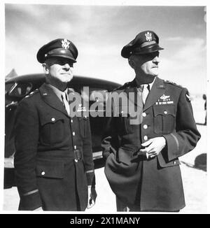 TÜRKISCHE MILITÄRMISSION BESUCHT NORDAFRIKA - GENERALLEUTNANT Spaats und General Doolittle warten am Flughafen auf die Ankunft der türkischen Offiziere, der britischen Armee Stockfoto