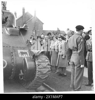 SEINE MAJESTÄT DER KÖNIG MIT SEINER ARMEE - Ihre MAJESTÄTEN und Prinzessin Elizabeth inspizieren Panzer des Royal Tank Regiment, British Army Stockfoto