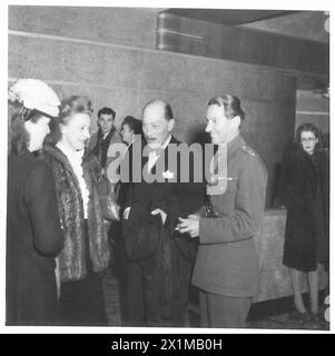 ERSTE NACHT DES 'BURMA VICTORY' IM WARNER THEATRE, LONDON - Mr. Jack Beddington von M. of I., Films Division, spricht mit Oberstleutnant David Macdonald und Mrs. Macdonald ganz links von Bild, British Army Stockfoto