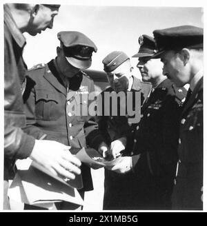 TÜRKISCHE MILITÄRMISSION BESUCHT NORDAFRIKA - Generalleutnant Spaatz, General Doolittle, General Porter und Air-Vize Marshal Robb, wo sie Fotos der jüngsten Bombenangriffe studiert, während sie auf die Ankunft der Mission der britischen Armee wartete Stockfoto