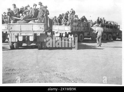 ITALIEN: FÜNFTE ARMEE: ANZIO BRÜCKENKOPF. EVAKUIERUNG VON FLÜCHTLINGEN AUS DER REGION ANZIO - einige der beladenen Lastwagen warten darauf, loszufahren, britische Armee Stockfoto