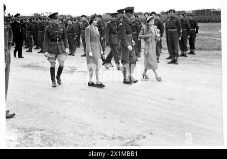 SEINE MAJESTÄT DER KÖNIG MIT SEINER ARMEE - die Königin und Prinzessin Elizabeth verlassen nach Inspektion der Truppen, britische Armee Stockfoto