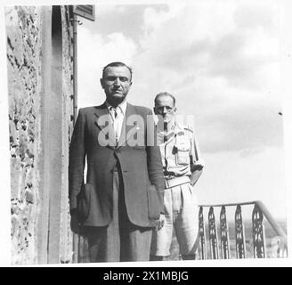 Ceiso Pratesi, ein faschistischer Anführer, wird während der Achten Armee vor dem Partisanenquartier in Ciggiano verhaftet. Stockfoto