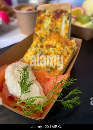 Frühstück mit Lachs und Quiche Stockfoto