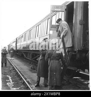 ALLIIERTE KOMMANDEURE BESUCHEN BRITISCHE UND AMERIKANISCHE TRUPPEN - General Eisenhower verlässt den Sonderzug, den er während seiner Tour benutzte, British Army Stockfoto