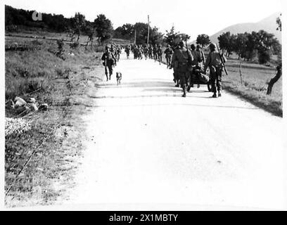 ITALIEN: FÜNFTE ARMYAMERICAN-FRONT - auf der Straße von Capriati bis zur Flussüberquerung, entlastet Infanterie-Pass kampfmüde Männer, die aus der Linie kommen, um sich auszuruhen, britische Armee Stockfoto