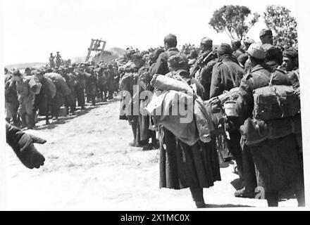 MAI 1943 ... WEITER NACH TUNIS - einige der Tausenden Gefangenen, die in Tunis und Umgebung gefangen genommen wurden, die meisten von ihnen hatten ein Bündel von Besitztümern, die britische Armee Stockfoto