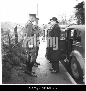 SECRETARY OF STATE FOR WAR FOR war with Brig (Staatssekretär für Krieg mit Brig) BESUCHT NORDIRLAND. D.H.S. Somerville und Oberstleutnant J.D. Gage-Brown, British Army Stockfoto