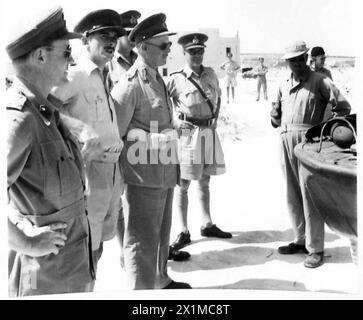 LETZTE INVASIONSVORBEREITUNGEN (IN MALTA) - Feldmarschall Lord Gort beobachtet amphibische Fahrzeuge bei einer Demonstration, British Army Stockfoto