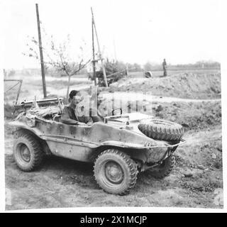 Zwei neuseeländische Soldaten mit einem deutschen Amphibienwagen in der Nähe von Massa Lombarda während der 8. Armee in Richtung Fluss Reno, britische Armee vorrücken. Stockfoto