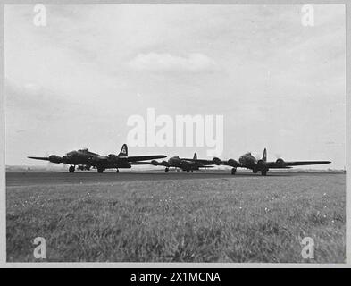 FARM MEINES GROSSVATERS : - 12988 Foto (1944) zeigt - B.17 fliegende Festungen, bereit für den Start auf einem Zug, Royal Air Force Stockfoto