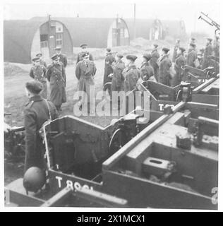 DER DUKE OF KENT IN SCHOTTLAND - der Duke of Kent inspiziert Bren Träger eines Bataillons des Regiments während seines Besuchs, British Army Stockfoto