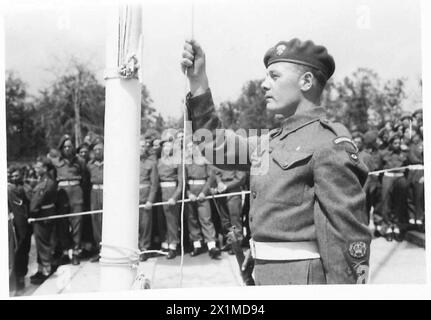 ZEREMONIE DER FLAGGE IN BERLIN [7. GEPANZERTE DIVISION] - CSM Cole, Gernadier Guards, der den Union Jack bei der Zeremonie brach, britische Armee, 21. Armeegruppe Stockfoto