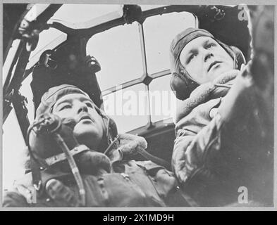 Ein Bomberkapitän und sein zweiter Pilot operieren in der Luft während Tag- und Nachtmissionen der Royal Air Force. Stockfoto