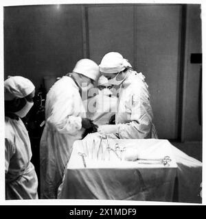 Ärzte und Pfleger führen eine Operation auf einem Schlachtopfer in der Nähe der Frontlinie in einem allgemeinen Krankenhaus in Italien durch, britische Armee. Stockfoto