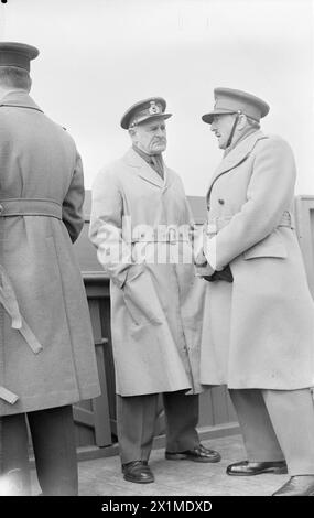 MR. CHURCHILLS SEEREISE IN DIE USA - ERSTE BILDER. MAI 1943, AN BORD DER SS QUEEN MARY AUF DEM WEG IN DIE USA. HERR CHURCHILL WURDE VON HOCHRANGIGEN BEAMTEN UND MINISTERN BEGLEITET. - Feldmarschall Sir A Wavell und General Sir Alan Brooke sprechen auf der Brücke des Schiffes. Stockfoto