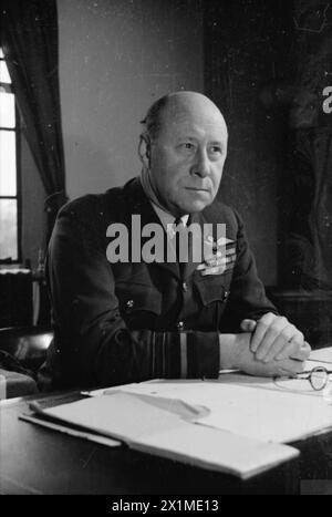 DAS FLUGÜBUNGSKOMMANDO DER ROYAL AIR FORCE, 1940-1945. - Air Marshal Sir William L Welsh, Air Officer Commanding-in-Chief, Flying Training Command, an seinem Schreibtisch im Air Ministry, London, Air Ministry Stockfoto