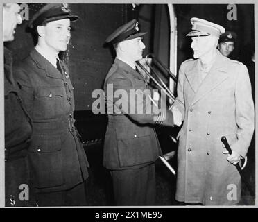 Feldmarschall Smuts, Premierminister von Südafrika, kommt am 28. April 1944 zu Imperial Talks in England an, wo er von dem Squadron Leader, WIE Fraser und York Aircraft Crew, der Royal Air Force, begrüßt wird. Stockfoto
