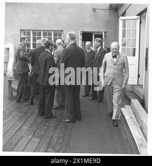 HERR WINSTON CHURCHILL IN QUÉBEC - der Premierminister geht in den Konferenzraum, während im Hintergrund einige Minister usw. anwesend sind, die an der britischen Armee teilnahmen Stockfoto