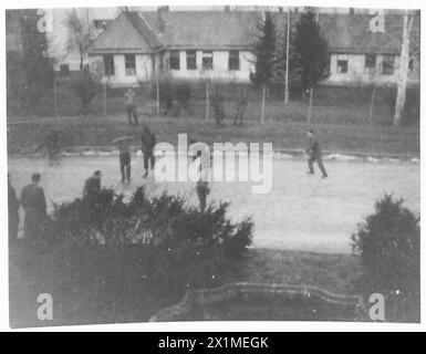 P.O.W.-LEBEN IN DEUTSCHLAND - britische Kriegsgefangenenoffiziere laufen auf dem Eis bei Marisch Trubau. Januar 1944: Britische Armee, 21. Armeegruppe Stockfoto