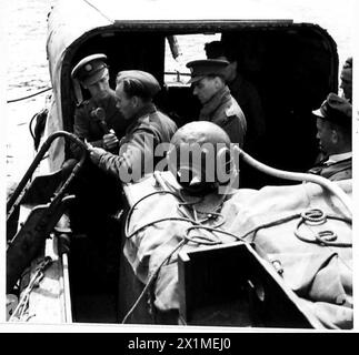 BBC-KRIEGSBERICHTERSTATTER MACHT UNTERWASSERAUFNAHMEN - mit dem Skript in der Hand nimmt ein anderer Mann seine Version auf, British Army Stockfoto