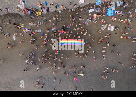 Luftaufnahme des Envision Festivals am Strand von Costa Rica, LGTB Flagge, Gymnastik Stockfoto